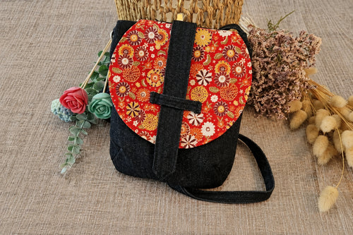 Pochette artisanale jean upcyclé tissu japonais fleuri - vue extérieure