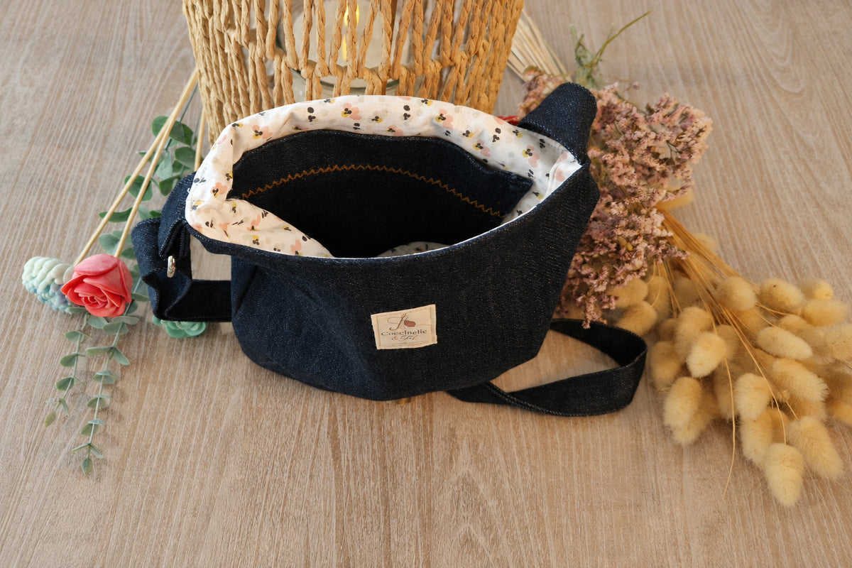 Pochette artisanale jean upcyclé - intérieur crème avec poche arrière jean
