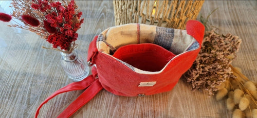 Pochette artisanale jean rouge - vue intérieure avec poche zipée