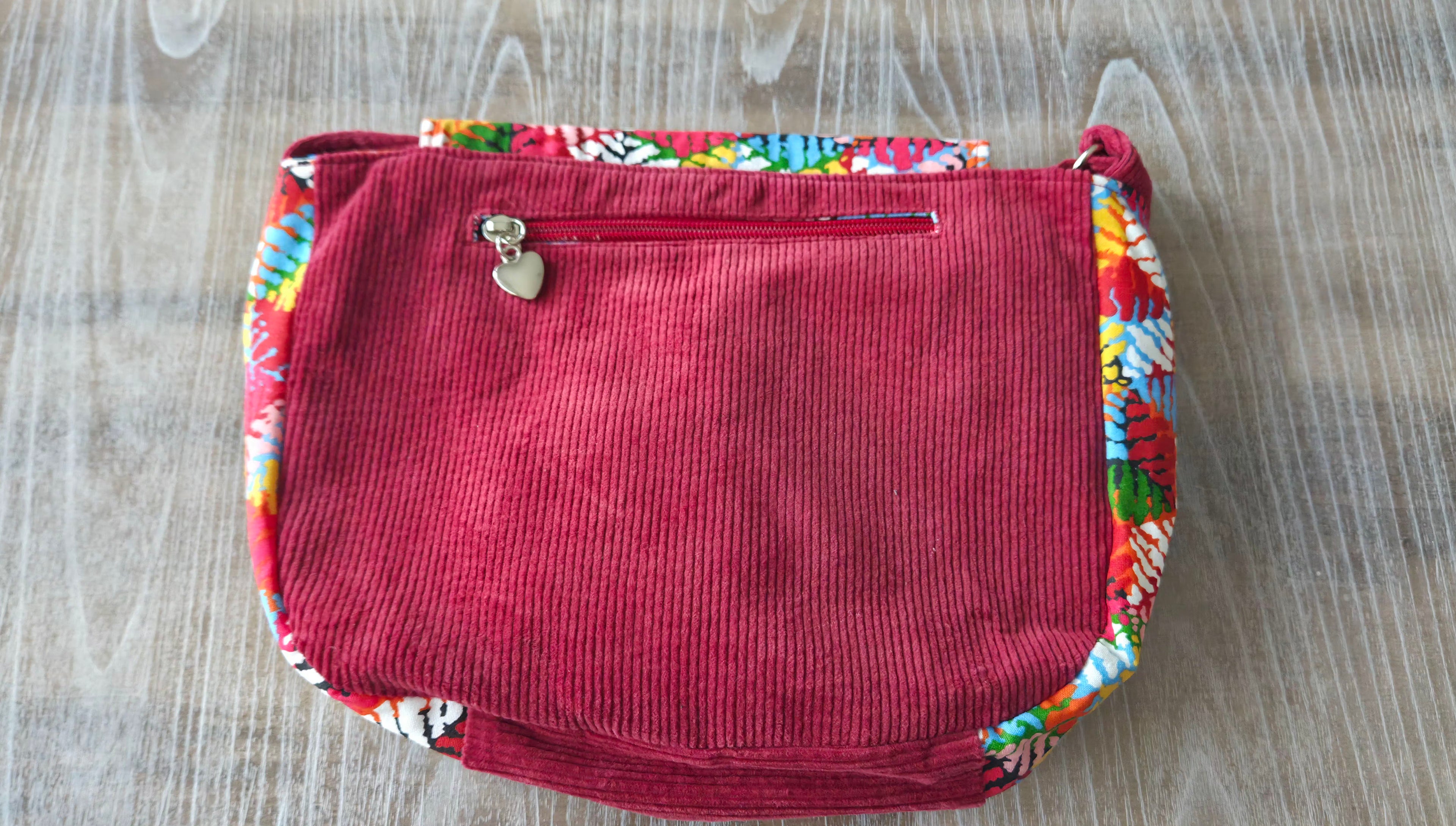 Sac besace artisanale velours côtelé rouge