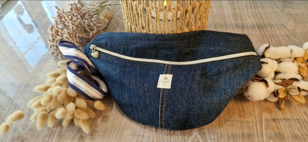Sac banane en jean upcyclé • Intérieur cœurs • Pièce unique